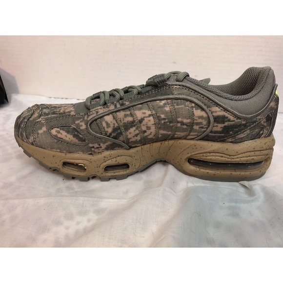 Athletic_Shoes
